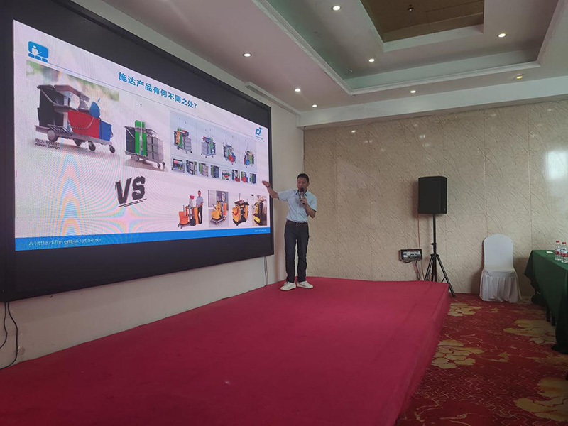 佛山市施达清洁设备公司在郑州的第十八期豫清协公益大讲堂中分享如何在中大型物业竞争中打造领先